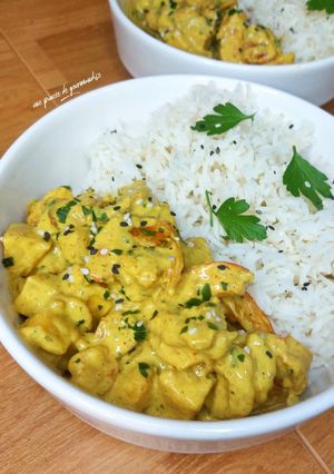 Une photo de Curry de crevettes à la mangue et au lait de coco