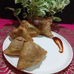 A picture of Crunchy Crispy Cheesey Samosa.