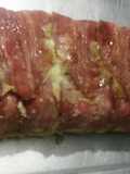 Matambre de pollo y paleta envuelto en panceta (bacón en fetas)