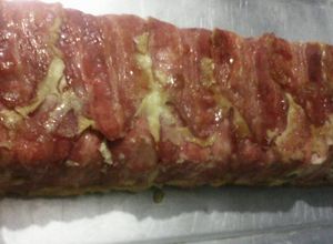 Una foto de Matambre de pollo y paleta envuelto en panceta (bacón en fetas)