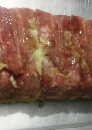 Una foto de Matambre de pollo y paleta envuelto en panceta (bacón en fetas)