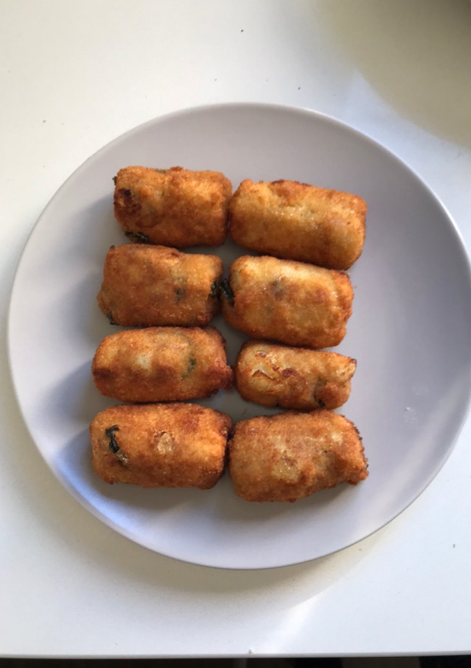 Una foto de Croquetas de caldo y pollo
