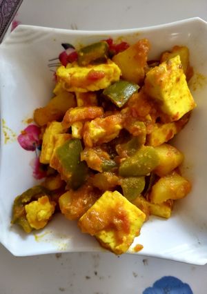 आलू शिमला पनीर (Aloo shimla paneer recipe in hindi) रेसिपी मुख्य फोटो