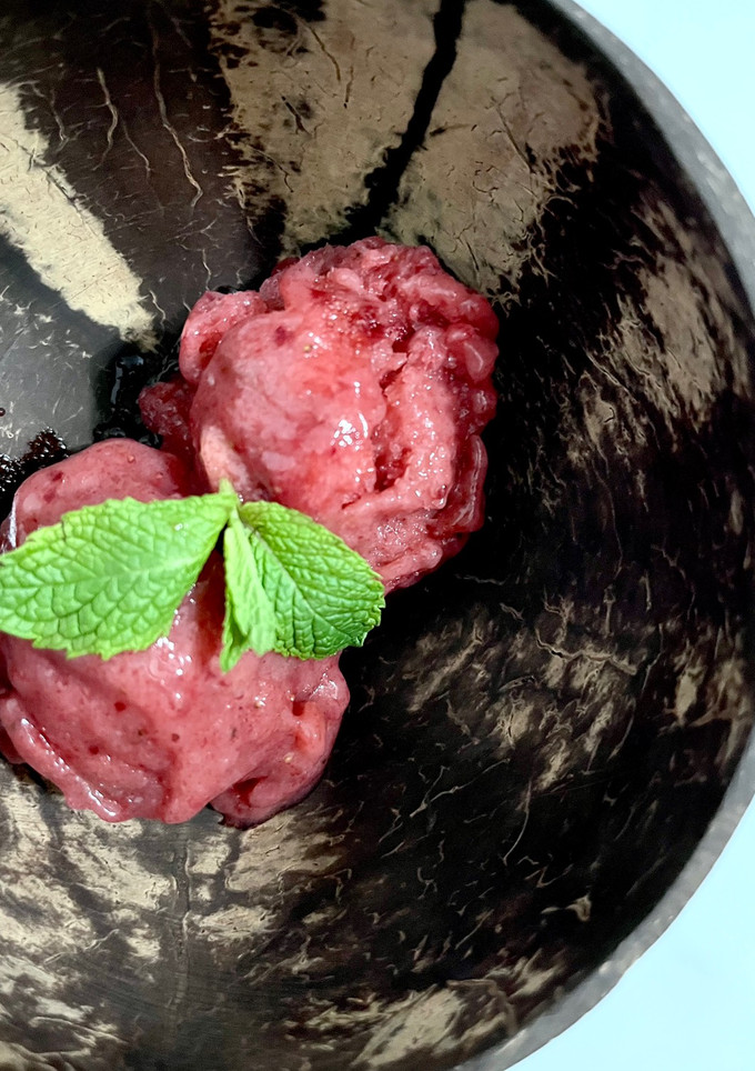 Una foto de Helado saludable de fresa y plátano con vainilla (fácil y rápido)