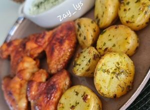 Une photo de Ailes de poulet Marinées, pommes de terre au four avec sa sauce