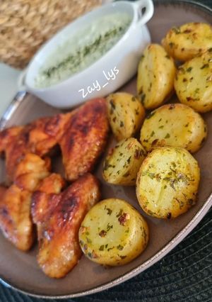 Une photo de Ailes de poulet Marinées, pommes de terre au four avec sa sauce