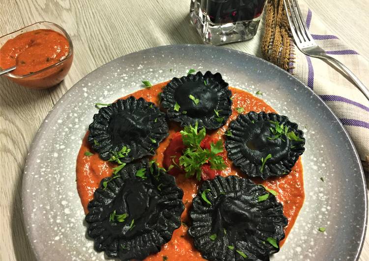 Girasoles de pasta fresca nero di sepia rellenos de gambas, huevas de bacalao y tomate de piquillos