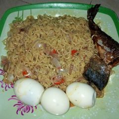 A picture of Peppered noodles with fried fish.