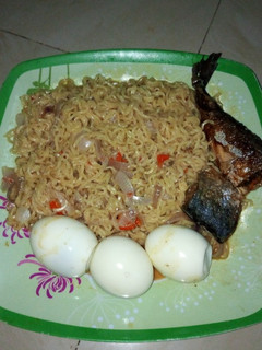 A picture of Peppered noodles with fried fish.