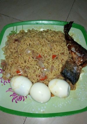 A picture of Peppered noodles with fried fish.