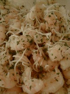 A picture of Shrimp Scampi & French bread croutons.