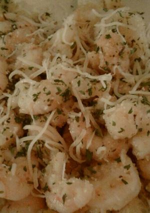 A picture of Shrimp Scampi & French bread croutons.