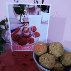 A picture of Besan and flatened rice ladoo.