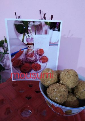 A picture of Besan and flatened rice ladoo.