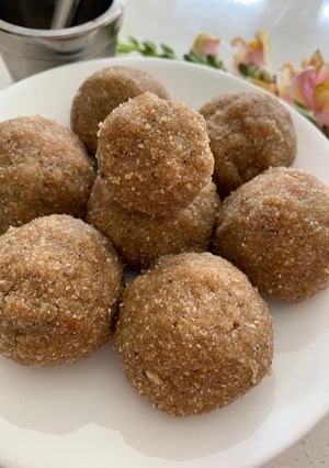 રોટલી ના લાડુ (Rotli Ladoo Recipe In Gujarati) રેસીપી મુખ્ય ફોટો