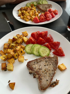 Tonhalsteak fűszeres burgonyával recept fotója