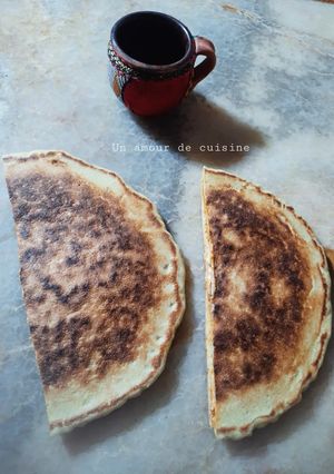 Une photo de Galette farcie à la sauce tomate et fromage 🍹