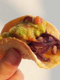 Una foto de 🥙 Mini Tacos con carne - cebolla caramelizada - guacamole 🥙
