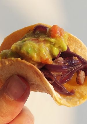 Una foto de 🥙 Mini Tacos con carne - cebolla caramelizada - guacamole 🥙