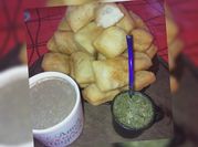 Una foto de tortas fritas con levadura fresca