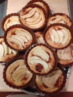 Foto di Crostatine di sfoglia alla mela
