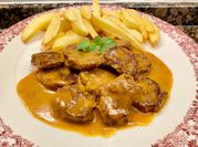 Una foto de solomillo de cerdo en salsa