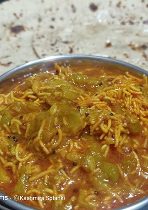 ગલકા સેવ નું શાક (Galka Sev Shak Recipe In Gujarati) રેસીપી મુખ્ય ફોટો