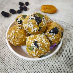 A picture of Dry khajoor and raisins ladoo (sugar free).