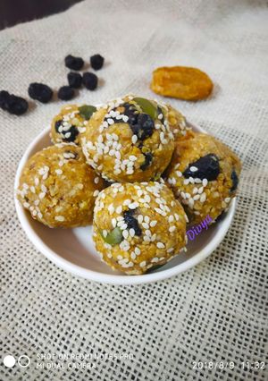 A picture of Dry khajoor and raisins ladoo (sugar free).