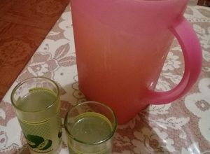 Una foto de Agua de limón 🍋🍹🍋