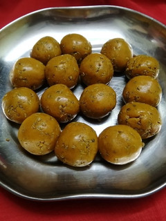 સૂંઠ ગોળી (Sunth Goli Recipe in Gujarati) રેસીપી મુખ્ય ફોટો
