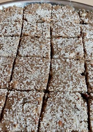 સુગરફ્રી કાઠિયાવાડી ગુંદર સુખડી (Sugarfree Kathiyawadi Gundar Sukhdi Recipe In Gujarati) રેસીપી મુખ્ય ફોટો