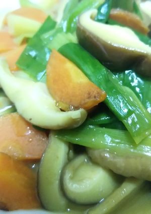 青蔥胡蘿蔔炒新鮮香菇 的食譜成品照片