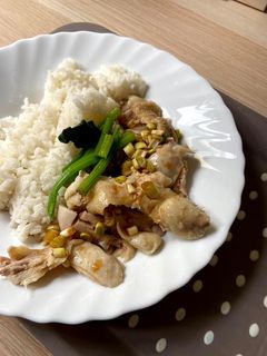 Una foto de Pechuga de pollo al vapor con salsa de soja estilo japonés