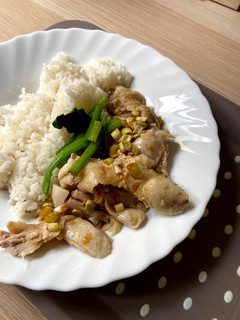Una foto de Pechuga de pollo al vapor con salsa de soja estilo japonés
