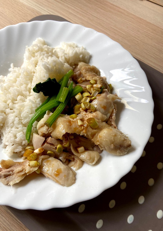 Una foto de Pechuga de pollo al vapor con salsa de soja estilo japonés