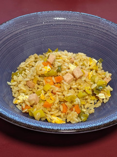 Una foto de Yakimeshi con pavo (arroz frito japonés)