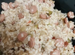 Una foto de Arroz rápido con frankfurts