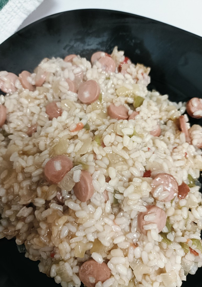 Una foto de Arroz rápido con frankfurts