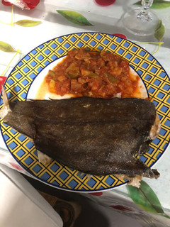 Una foto de Lenguado a la plancha con pisto