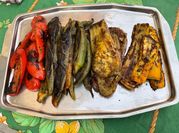 Une photo de poivrons aubergines piment