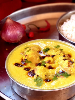 पकौड़ा कढ़ी (pakoda curry recipe in Hindi) रेसिपी मुख्य फोटो