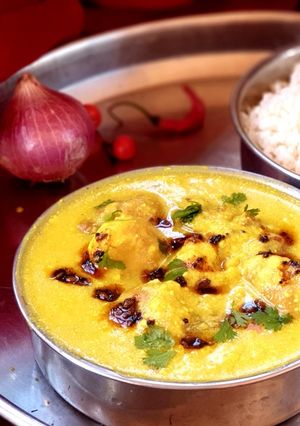पकौड़ा कढ़ी (pakoda curry recipe in Hindi) रेसिपी मुख्य फोटो