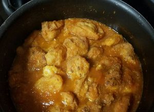 Una foto de Coliflor capeada en huevo turrón en salsa roja
