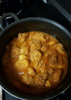 Una foto de Coliflor capeada en huevo turrón en salsa roja