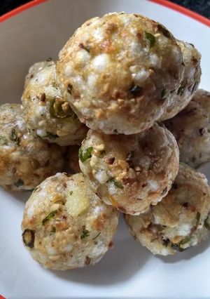 A picture of Sabudana appam.