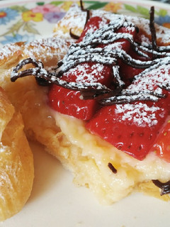 Una foto de Banda de crema, fresas y chocolate con lionesas de nata 🍰