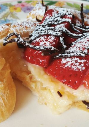 Foto principal de Banda de crema, fresas y chocolate con lionesas de nata 🍰