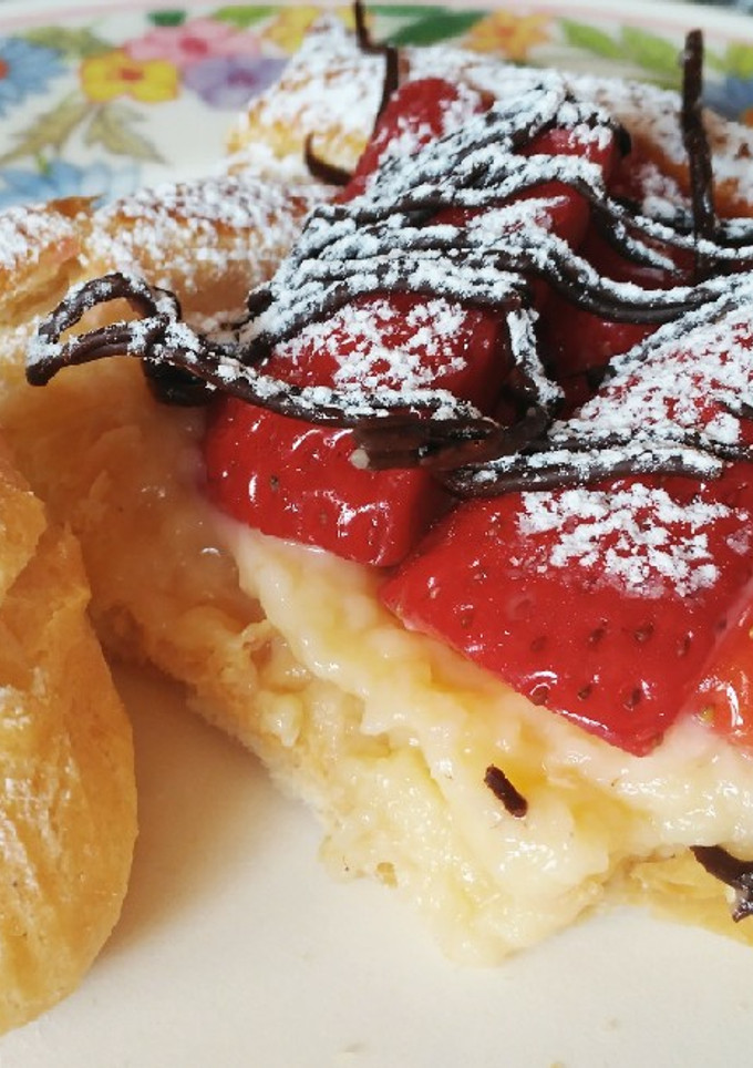 Una foto de Banda de crema, fresas y chocolate con lionesas de nata 🍰