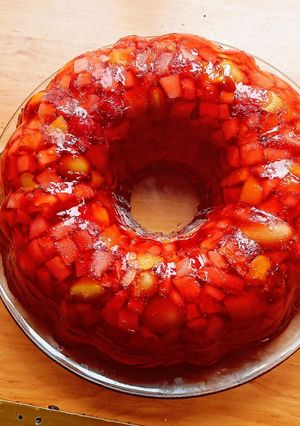 Una foto de Gelatina encapsulada de frutos rojos fácil 😍